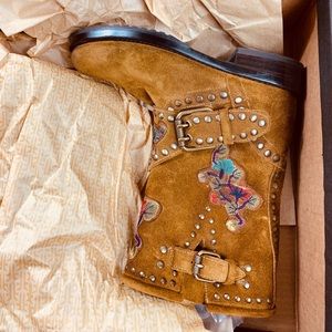 frye nat flower engineer boot